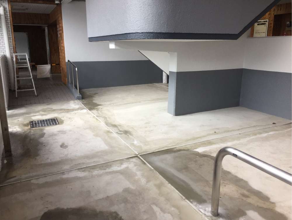 ユーハウス志賀本通 イメージアップ工事前（工事概要：階段横通路）完成後