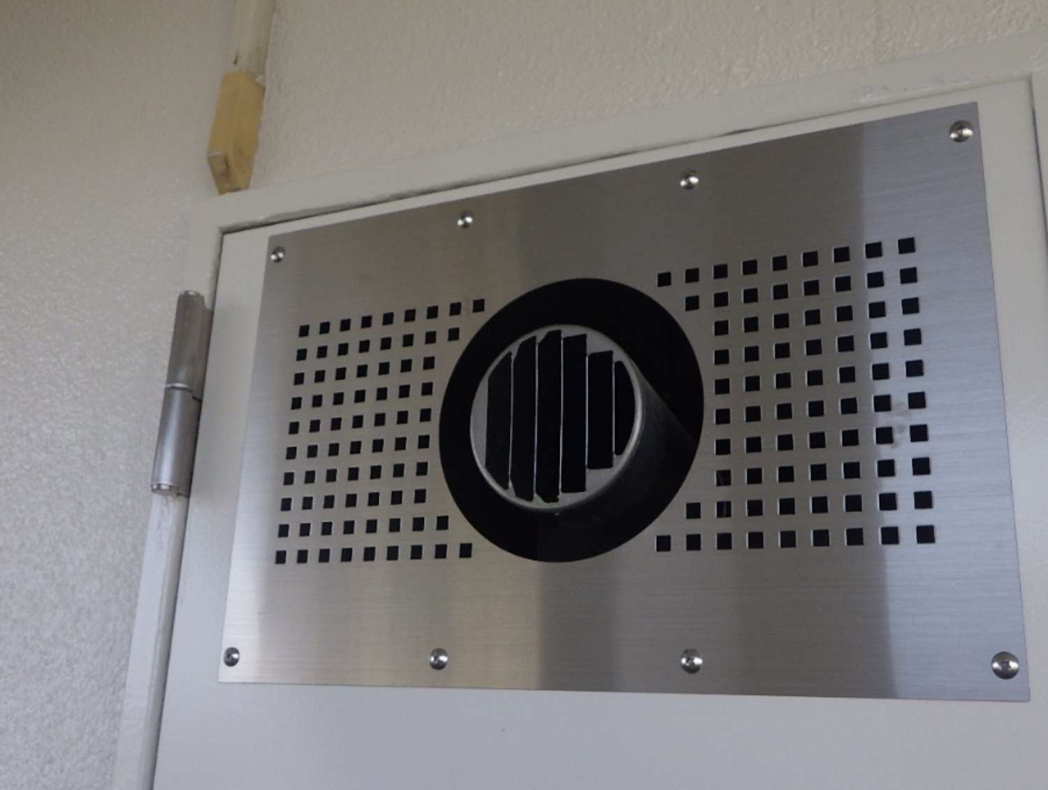 コミュニタス千代が丘N棟マンション イメージアップ工事前（工事概要：共用廊下側のガス給湯器給排気口扉）完成後