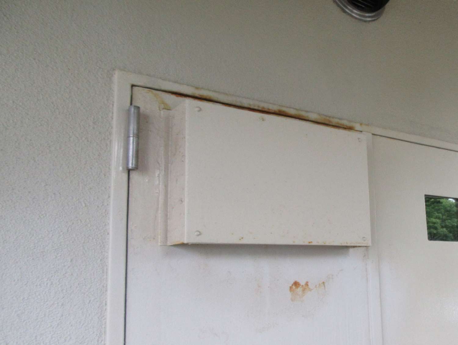 コミュニタス千代が丘N棟マンション イメージアップ工事前（工事概要：共用廊下側のガス給湯器給排気口扉）工事前