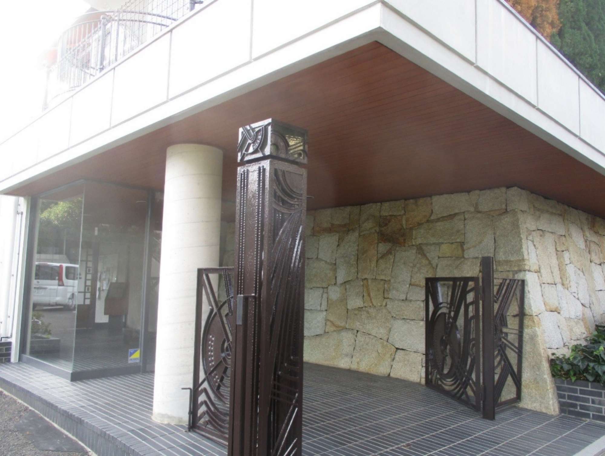 グラデュー清水ヶ岡マンション 大規模修繕工事の工事前　木製天井材