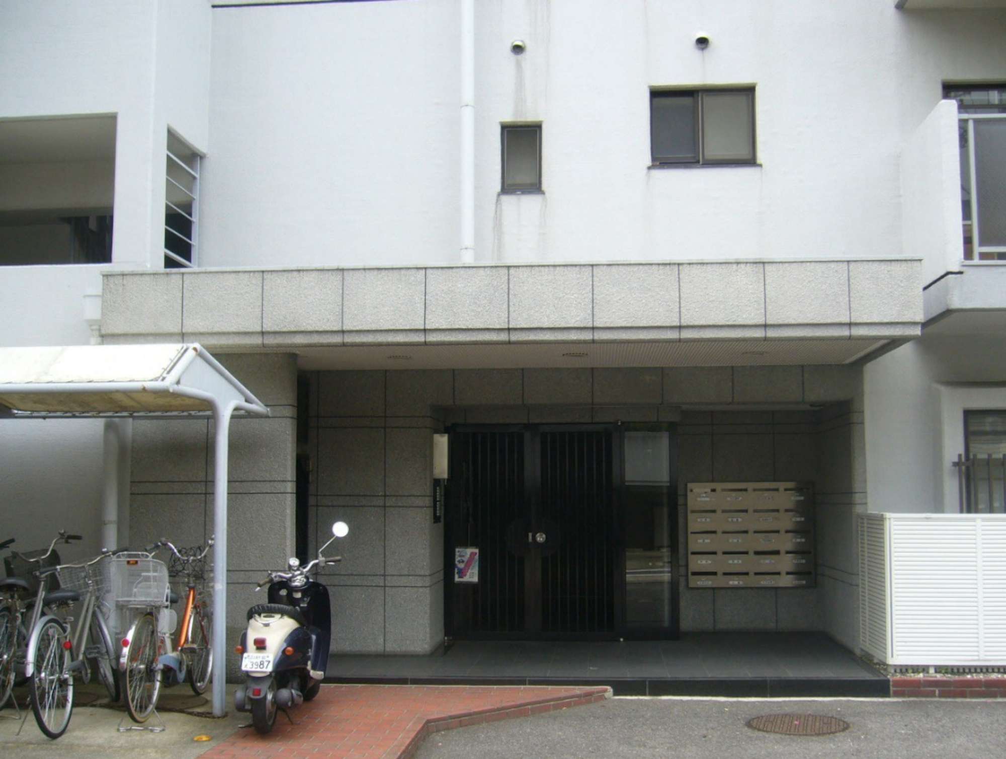 城山パークマンション 大規模修繕工事の工事前　エントランス